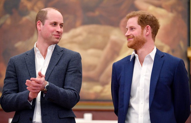 Ho&agrave;ng tử William v&agrave; Harry lộ bằng chứng rạn nứt, xa c&aacute;ch nhau, người d&iacute;nh nghi &aacute;n ngoại t&igrave;nh, người th&igrave; mang tiếng sợ vợ - Ảnh 2.