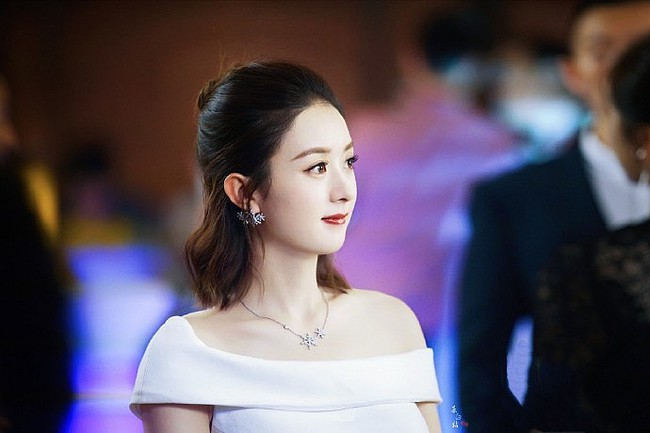 Tại sao Triệu Lệ Dĩnh kh&ocirc;ng tậu nh&agrave; lầu xe hơi cho bố mẹ d&ugrave; sở hữu t&agrave;i sản h&agrave;ng trăm tỷ? - Ảnh 3.