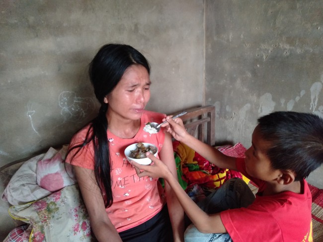 Bé trai 9 tuổi không có bố, mắc bệnh tim, quỳ xin mọi người cứu mẹ mắc bệnh hiểm nghèo “Cháu sẽ sống sao nếu không còn mẹ?” - Ảnh 5. Bé trai 9 tuổi không có bố, mắc bệnh tim, quỳ xin mọi người cứu mẹ mắc bệnh hiểm nghèo “Cháu sẽ sống sao nếu không còn mẹ?” - Ảnh 5.