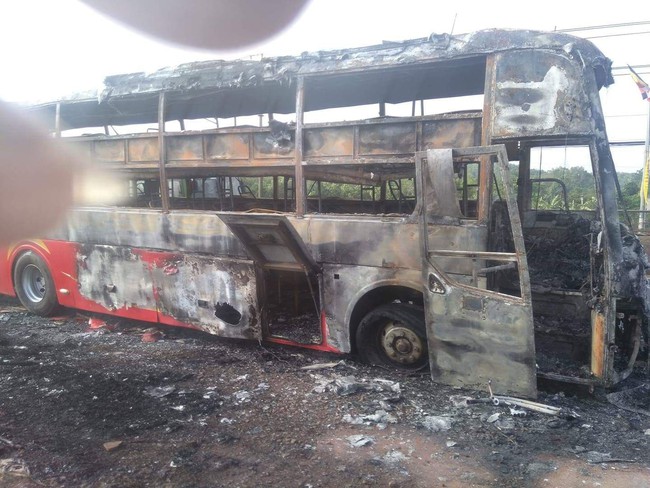 Đồng Nai: Xe kh&aacute;ch 45 chỗ bốc ch&aacute;y dữ dội tr&ecirc;n quốc lộ 1A, h&agrave;nh kh&aacute;ch hoảng hốt th&aacute;o chạy - Ảnh 1.