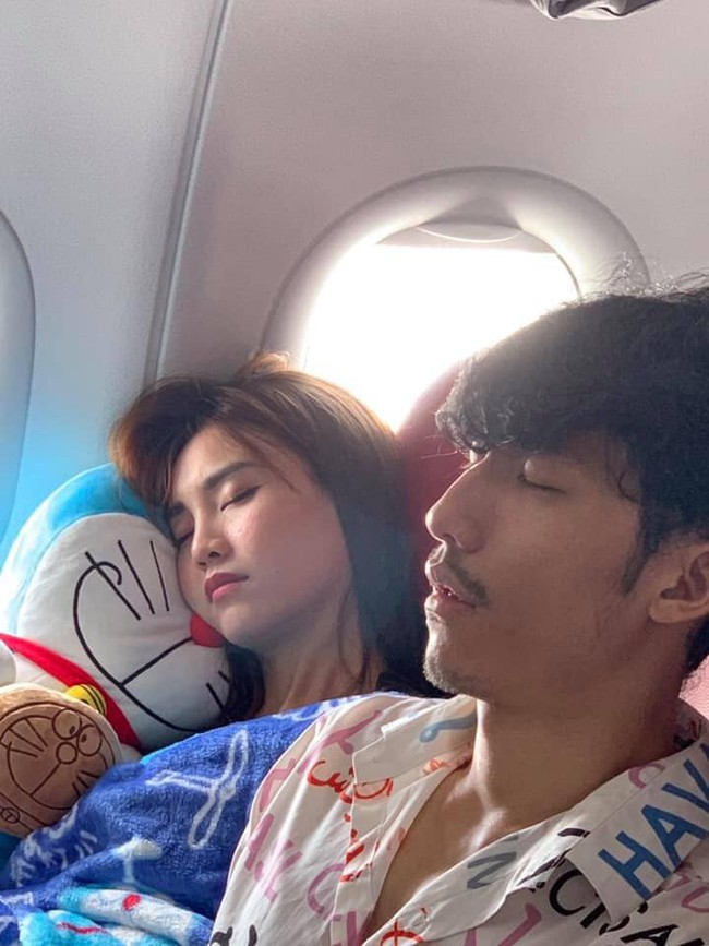 Running Man: Tung ảnh &ldquo;d&igrave;m h&agrave;ng&rdquo; Trấn Th&agrave;nh - Lan Ngọc vạ vật ngủ, BB Trần nhận &ldquo;tr&aacute;i đắng&rdquo; - Ảnh 2.