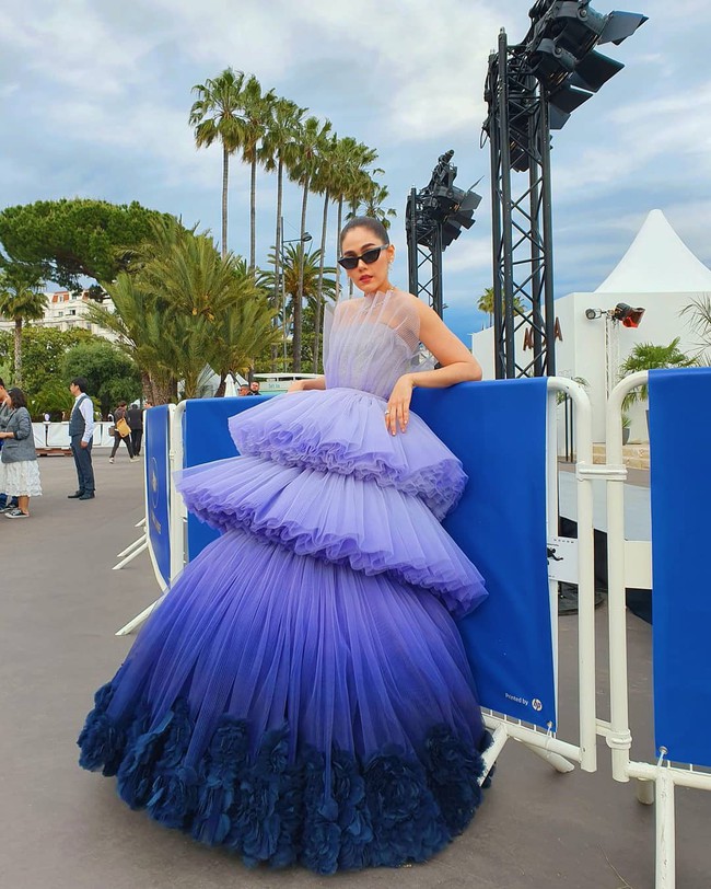 Muốn lịm đi với màn tập hợp váy công chúa ngày khai mạc Cannes 2019, bộ nào cũng bồng bềnh thần tiên quá đỗi - Ảnh 1.