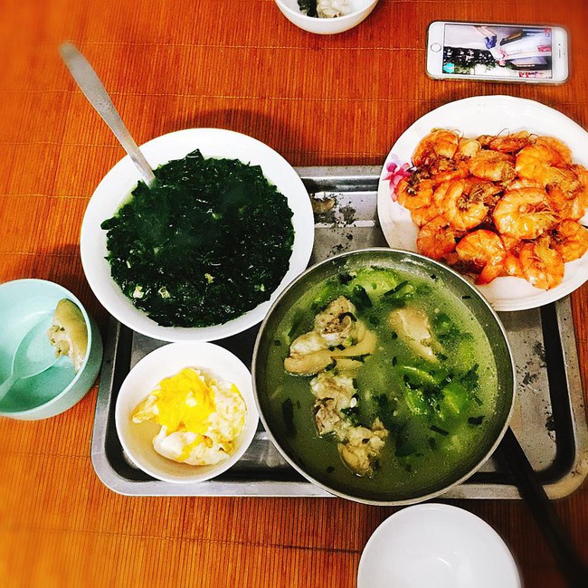 G&aacute;i trẻ khoe m&acirc;m cơm 40 ngh&igrave;n đầy đủ chất, d&acirc;n mạng th&aacute;n phục nhưng thắc mắc gi&aacute; tiền đĩa t&ocirc;m - Ảnh 2.