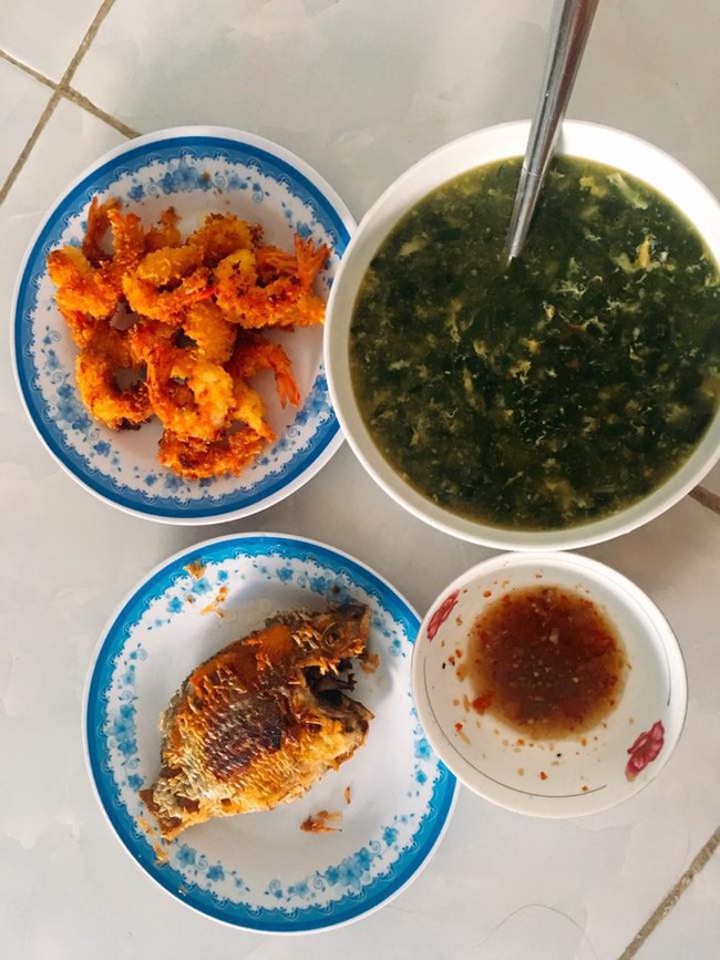 G&aacute;i trẻ khoe m&acirc;m cơm 40 ngh&igrave;n đầy đủ chất, d&acirc;n mạng th&aacute;n phục nhưng thắc mắc gi&aacute; tiền đĩa t&ocirc;m - Ảnh 1.