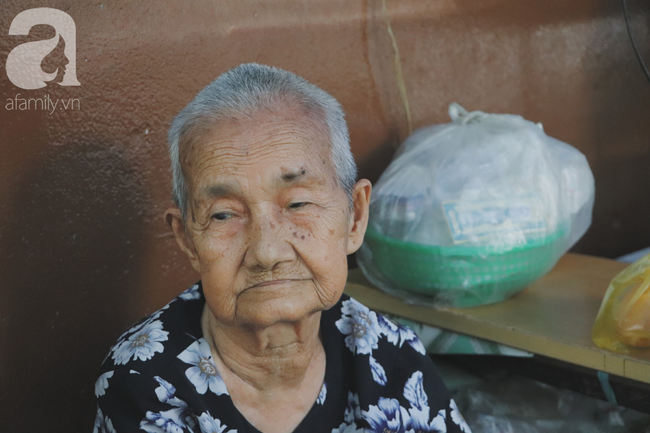 Nuôi 6 người con nhưng cuối đời vẫn neo đơn, cụ bà 92 tuổi lọm khọm bán từng nải chuối để mưu sinh - Ảnh 15.