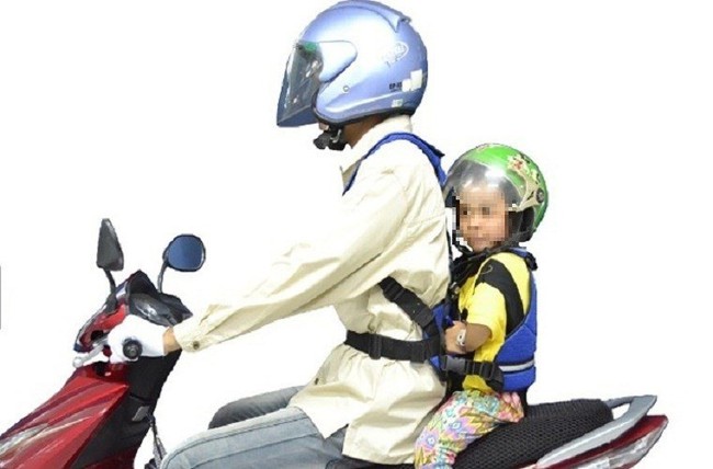 Bố mẹ Việt cần lưu ý gì khi chở con nhỏ đi bằng xe máy? - Ảnh 1. Bố mẹ Việt cần lưu ý gì khi chở con nhỏ đi bằng xe máy? - Ảnh 1.
