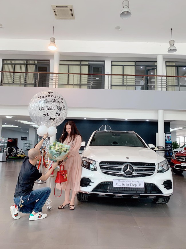 Cặp đôi chịu chi nhất năm: chồng tặng vợ xe hơi 2,3 tỷ, vài ngày sau được vợ tặng lại chiếc khác có giá 5,6 tỷ - Ảnh 1. Cặp đôi chịu chi nhất năm: chồng tặng vợ xe hơi 2,3 tỷ, vài ngày sau được vợ tặng lại chiếc khác có giá 5,6 tỷ - Ảnh 1.