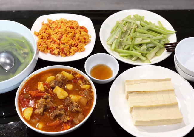 G&aacute;i trẻ khoe m&acirc;m cơm 40 ngh&igrave;n đầy đủ chất, d&acirc;n mạng th&aacute;n phục nhưng thắc mắc gi&aacute; tiền đĩa t&ocirc;m - Ảnh 3.