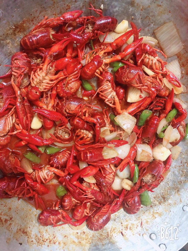 Vừa mới k&eacute;o nhau đổ x&ocirc; đi mua t&ocirc;m h&ugrave;m đất, team nội trợ lại rầm rộ đ&ograve;i tẩy chay v&igrave; nghe tin t&ocirc;m c&oacute; hại - Ảnh 11.