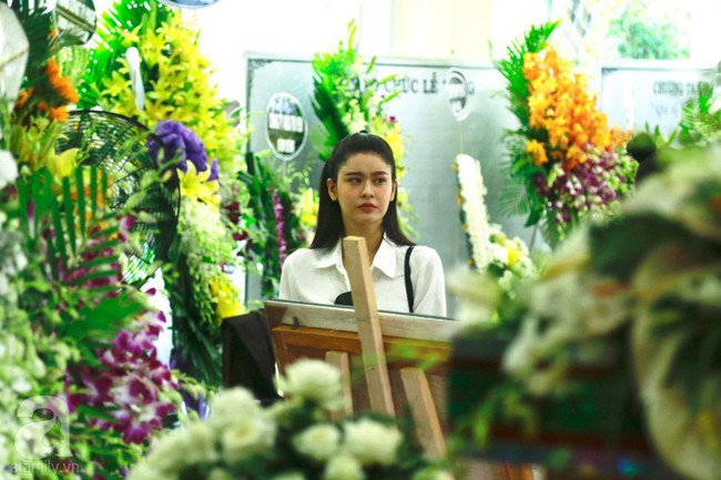 Lội mưa gió, NSƯT Thành Lộc, Minh Hằng và nhiều nghệ sĩ khác vẫn đến lễ viếng cố nghệ sĩ Lê Bình  - Ảnh 4.