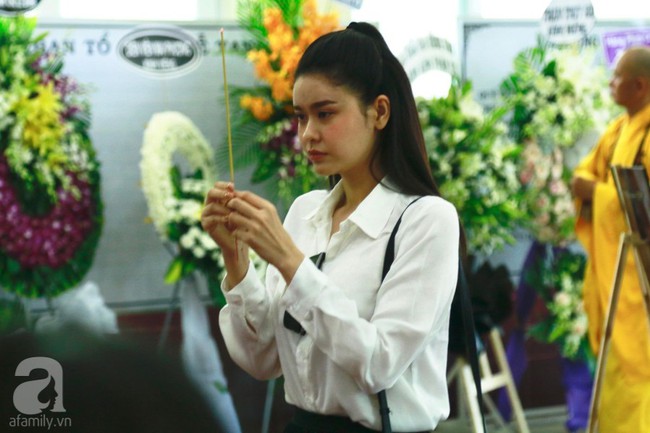 Lội mưa gió, NSƯT Thành Lộc, Minh Hằng và nhiều nghệ sĩ khác vẫn đến lễ viếng cố nghệ sĩ Lê Bình  - Ảnh 5.