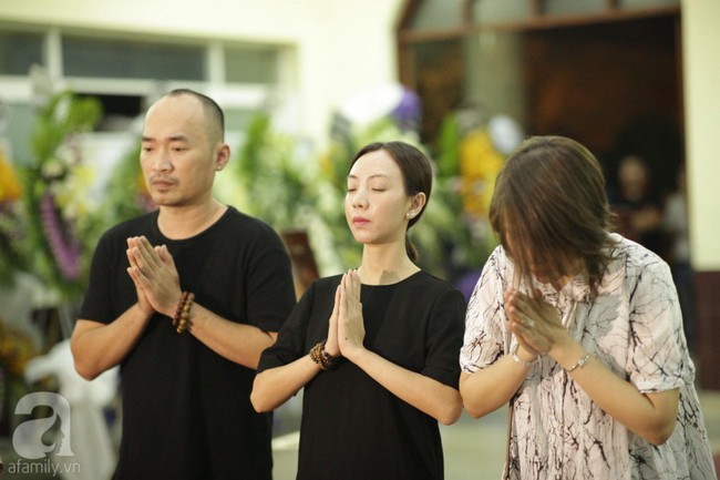 Lội mưa gió, NSƯT Thành Lộc, Minh Hằng và nhiều nghệ sĩ khác vẫn đến lễ viếng cố nghệ sĩ Lê Bình  - Ảnh 7.