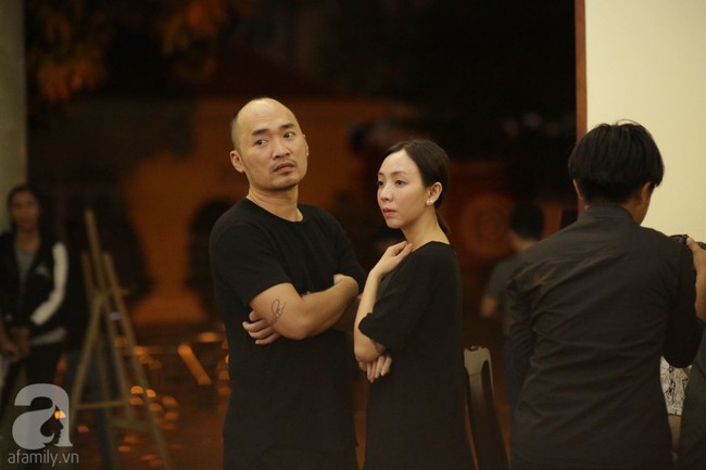 Lội mưa gió, NSƯT Thành Lộc, Minh Hằng và nhiều nghệ sĩ khác vẫn đến lễ viếng cố nghệ sĩ Lê Bình  - Ảnh 9.