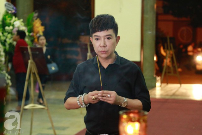 Lội mưa gió, NSƯT Thành Lộc, Minh Hằng và nhiều nghệ sĩ khác vẫn đến lễ viếng cố nghệ sĩ Lê Bình  - Ảnh 10.