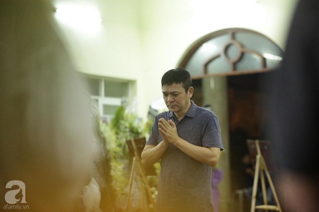 Lội mưa gió, NSƯT Thành Lộc, Minh Hằng và nhiều nghệ sĩ khác vẫn đến lễ viếng cố nghệ sĩ Lê Bình  - Ảnh 21.