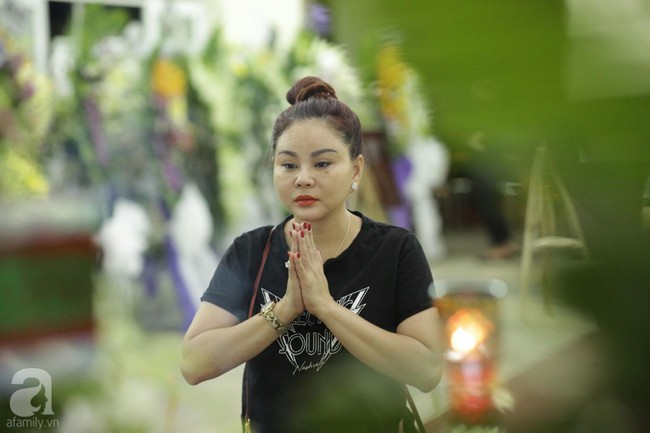 Lội mưa gió, NSƯT Thành Lộc, Minh Hằng và nhiều nghệ sĩ khác vẫn đến lễ viếng cố nghệ sĩ Lê Bình  - Ảnh 25.