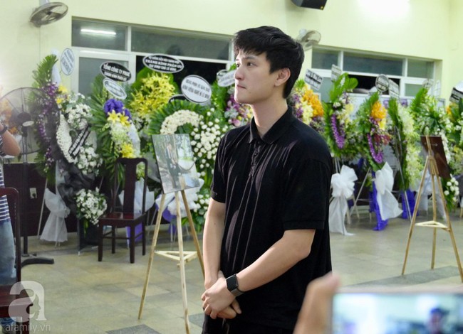 Lội mưa gió, NSƯT Thành Lộc, Minh Hằng và nhiều nghệ sĩ khác vẫn đến lễ viếng cố nghệ sĩ Lê Bình  - Ảnh 16.
