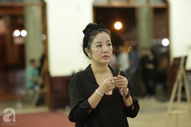 Lội mưa gió, NSƯT Thành Lộc, Minh Hằng và nhiều nghệ sĩ khác vẫn đến lễ viếng cố nghệ sĩ Lê Bình  - Ảnh 23.