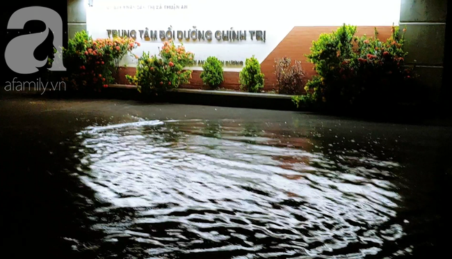 Khu vực Trung tâm Bồi dưỡng chính trị Thuận An nước ngập đến cẳng chân.