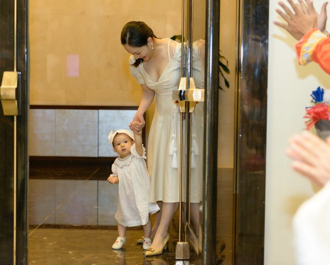 Kh&ocirc;ng c&oacute; đ&aacute;m cưới với chồng T&acirc;y nhưng Lan Phương quyết l&agrave;m điều n&agrave;y v&igrave; con g&aacute;i - Ảnh 1.