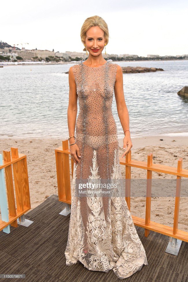 Xuất hiện đối thủ của Ngọc Trinh tại LHP Cannes, người th&igrave; hở trước hở sau, kẻ t&aacute;o bạo khoe nguy&ecirc;n v&ograve;ng 1  - Ảnh 4.