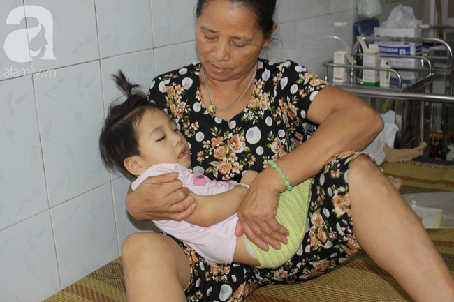 Lời khẩu cầu của người bà chăm 2 đứa cháu bị bại liệt, teo não bẩm sinh, cố giành giật sự sống từng ngày - Ảnh 5. Lời khẩu cầu của người bà chăm 2 đứa cháu bị bại liệt, teo não bẩm sinh, cố giành giật sự sống từng ngày - Ảnh 5.