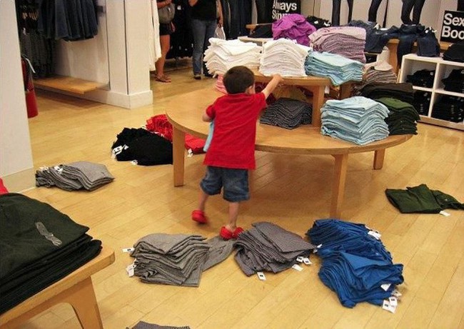 Ch&ugrave;m ảnh chứng minh trẻ con ngo&agrave;i đ&aacute;ng y&ecirc;u ra c&ograve;n c&oacute; những l&uacute;c rất nguy hiểm khiến người lớn phải kh&oacute;c th&eacute;t - Ảnh 3.