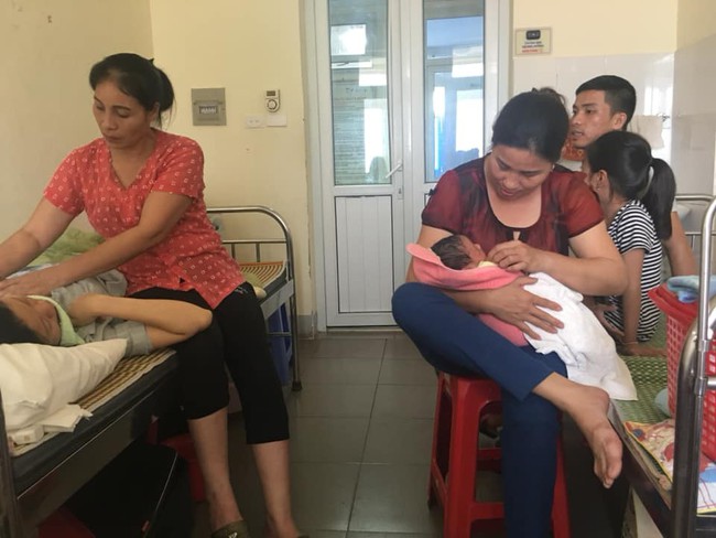 N&agrave;ng d&acirc;u v&agrave;ng trong l&agrave;ng lấy chồng: Đi đẻ c&oacute; hẳn 2 mẹ chồng theo hộ tống, chồng chăm con cẩn thận hơn cả phụ nữ - Ảnh 1.