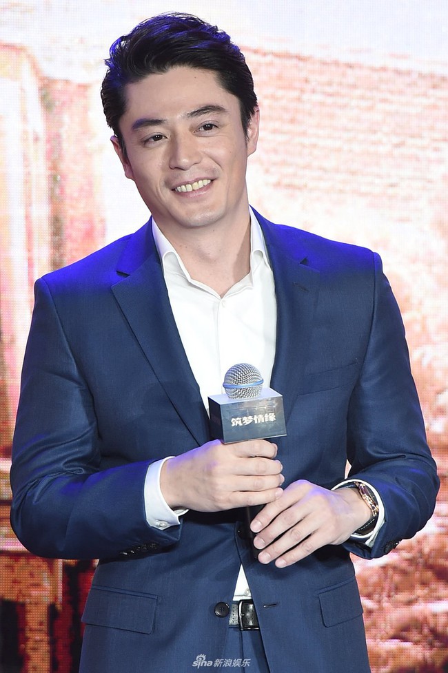 Sau ảnh ph&aacute;t tướng như &ocirc;ng ch&uacute; trung ni&ecirc;n, Hoắc Kiến Hoa lại g&acirc;y thất vọng v&igrave; mặt nọng, răng v&agrave;ng b&ecirc;n Dương Mịch - Ảnh 6.