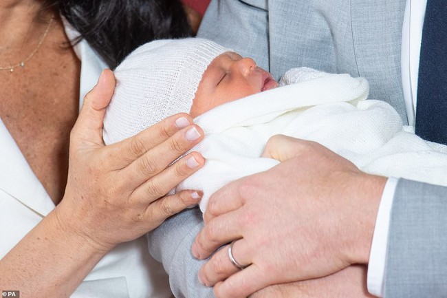 Vợ chồng Meghan chính thức xuất hiện, giới thiệu em bé Sussex cho người hâm mộ trên toàn thế giới - Ảnh 4.