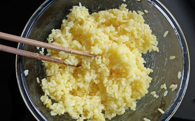 Chỉ làm một thao tác này thôi, món cơm chiên trứng của bạn lúc nào cũng vàng ươm thật đẹp mắt - Ảnh 2.