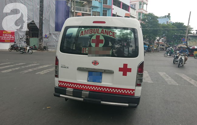 Người chồng bị vợ dùng xăng đốt giữa bãi đất trống ở TP.HCM đã tử vong, mẹ già khóc ngất bên thi thể con - Ảnh 4.