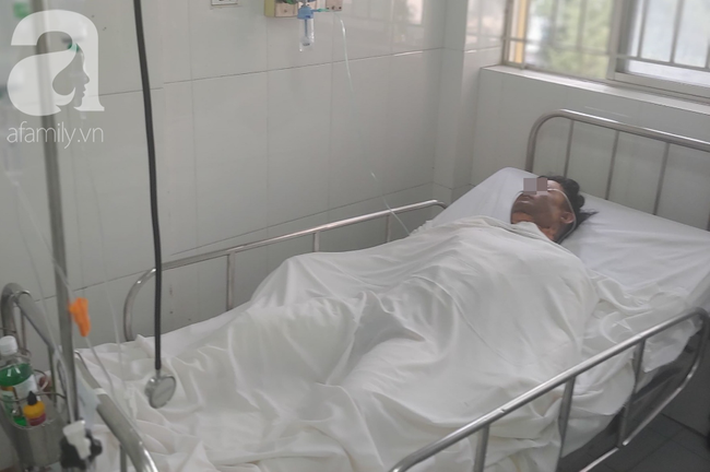 Người chồng bị vợ dùng xăng đốt giữa bãi đất trống ở TP.HCM đã tử vong, mẹ già khóc ngất bên thi thể con - Ảnh 1.