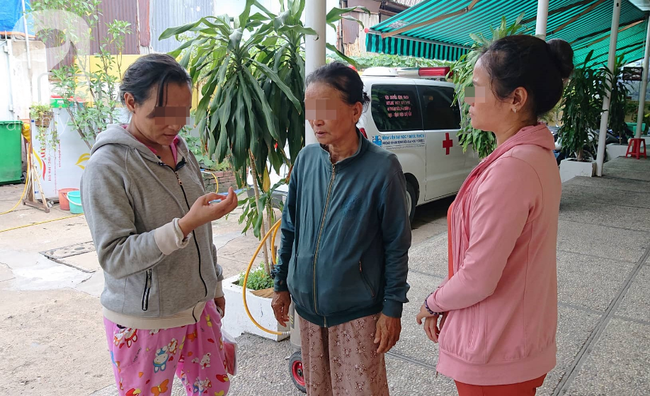 Người chồng bị vợ dùng xăng đốt giữa bãi đất trống ở TP.HCM đã tử vong, mẹ già khóc ngất bên thi thể con - Ảnh 3.