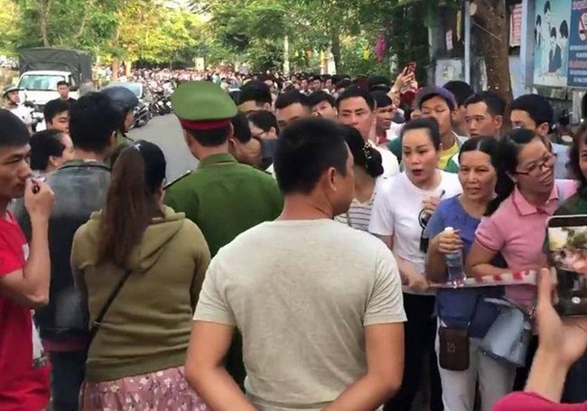 H&agrave;ng ng&agrave;n người xếp h&agrave;ng đăng k&yacute; ti&ecirc;m vắc xin dịch vụ cho trẻ - Ảnh 3.