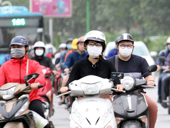 Hà Nội: Gió lạnh bất ngờ xuất hiện khiến nhiệt độ giảm mạnh, người dân quàng khăn, mặc áo rét ra đường - Ảnh 13.