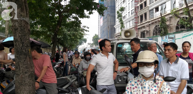 C&aacute;c phụ huynh chờ đợi con em trước giờ kết th&uacute;c 2 m&ocirc;n thi