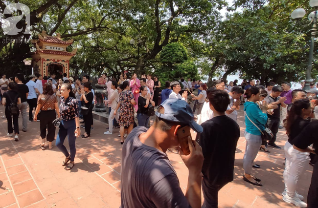 Rằm tháng 7 nhộn nhịp người cầu an tại Thủ đô Hà Nội, mặc cho trời nắng nóng vẫn nườm nượp tới chốn linh thiêng - Ảnh 13.