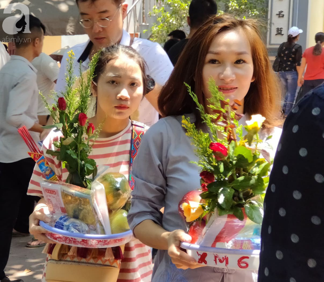 Rằm tháng 7 nhộn nhịp người cầu an tại Thủ đô Hà Nội, mặc cho trời nắng nóng vẫn nườm nượp tới chốn linh thiêng - Ảnh 15.