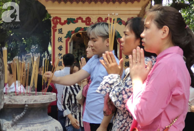 Rằm tháng 7 nhộn nhịp người cầu an tại Thủ đô Hà Nội, mặc cho trời nắng nóng vẫn nườm nượp tới chốn linh thiêng - Ảnh 16.