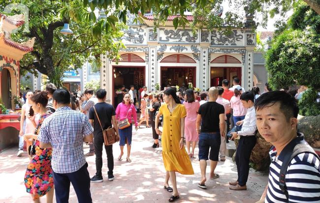 Rằm tháng 7 nhộn nhịp người cầu an tại Thủ đô Hà Nội, mặc cho trời nắng nóng vẫn nườm nượp tới chốn linh thiêng - Ảnh 12.