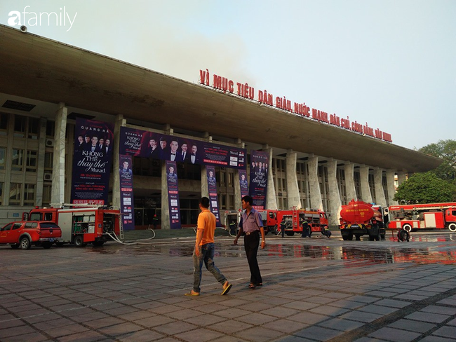 Ch&aacute;y lớn tại s&acirc;n khấu chuẩn bị cho chương tr&igrave;nh ca nhạc tối nay ở Cung Văn h&oacute;a Hữu Nghị Việt X&ocirc; - Ảnh 2.