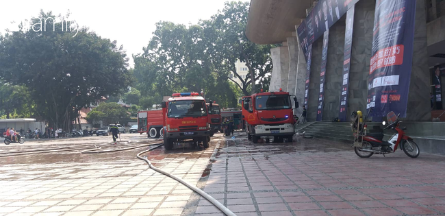 H&agrave; Nội: Ch&aacute;y lớn tại Cung văn h&oacute;a Hữu nghị Việt X&ocirc;, kh&oacute;i đen cuồn cuộn bốc l&ecirc;n h&agrave;ng chục m&eacute;t - Ảnh 6.