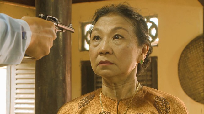 "Tiếng sét trong mưa": Khải Duy chĩa súng vào ngực, bà Hội gào lên "mày con vì 1 đứa con gái mà giết mẹ mình" - Ảnh 5. "Tiếng sét trong mưa": Khải Duy chĩa súng vào ngực, bà Hội gào lên "mày con vì 1 đứa con gái mà giết mẹ mình" - Ảnh 5.