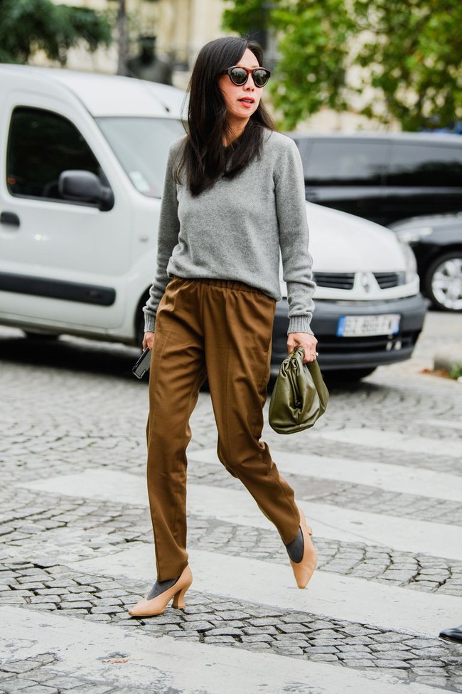Ngắm street style tại Tuần lễ thời trang Paris, nàng công sở cũng rút ra được vô số tips mix đồ cho mùa mới - Ảnh 4. Ngắm street style tại Tuần lễ thời trang Paris, nàng công sở cũng rút ra được vô số tips mix đồ cho mùa mới - Ảnh 4.