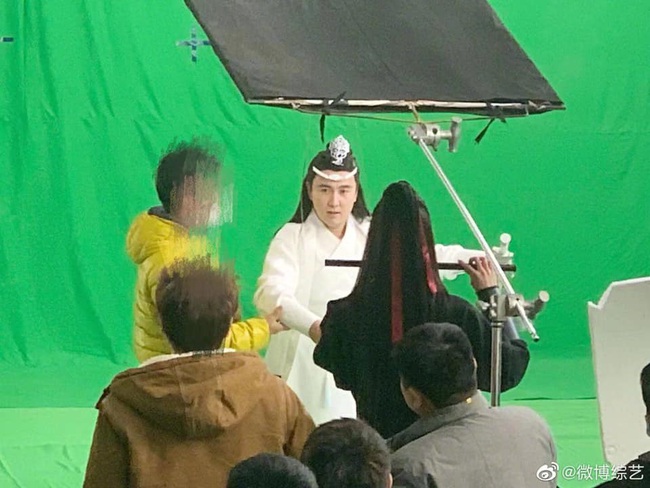 “Tân vua hài Trung Quốc" cosplay Lam Vong Cơ của Vương Nhất Bác phiên bản lỗi trung niên - Ảnh 3. “Tân vua hài Trung Quốc" cosplay Lam Vong Cơ của Vương Nhất Bác phiên bản lỗi trung niên - Ảnh 3.