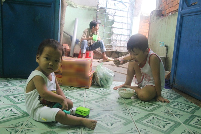 Ông ngoại của 6 đứa trẻ bị nhốt trong nhà, trần truồng gào khóc dưới mưa: Tôi không dám nhận tiền giúp đỡ của ai - Ảnh 7. Ông ngoại của 6 đứa trẻ bị nhốt trong nhà, trần truồng gào khóc dưới mưa: Tôi không dám nhận tiền giúp đỡ của ai - Ảnh 7.