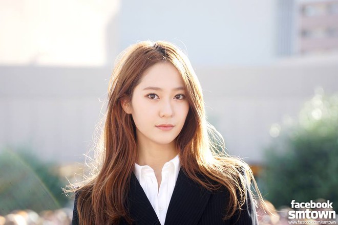 Nàng nào cắt tóc cũng xinh lên, do Krystal đen thôi, chứ đỏ thì quên đi - Ảnh 14. Nàng nào cắt tóc cũng xinh lên, do Krystal đen thôi, chứ đỏ thì quên đi - Ảnh 14.