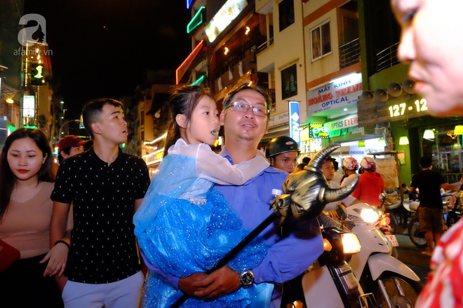 Những phù thủy, Elsa nhí siêu đáng yêu khuấy đảo không khí Halloween Sài Gòn, Hà Nội - Ảnh 26.