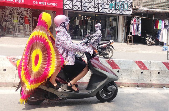 Ngày nóng rồ người như này mới thấy cách chống nắng của người Hà Nội vừa sáng tạo vừa bá đạo - Ảnh 18.